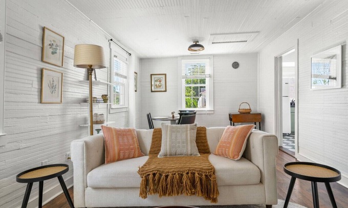 Westside Apartment | 2 Bedroom Apartment - 3 Blocks to King Street