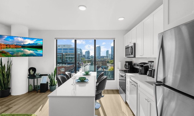 Crescent Heights Apartment | 2 Bedroom Calgary Tower View! Free Underground Parking!