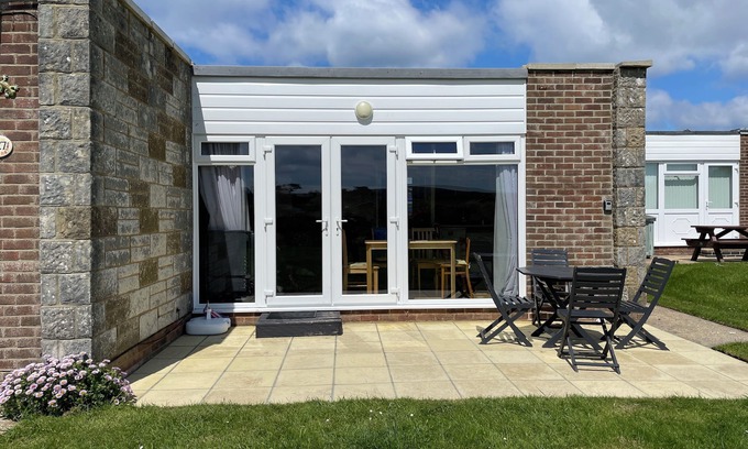 Freshwater Ski Chalet | 2 Bedroom holiday bungalow with sea views to the needles, 2 min walk to beach