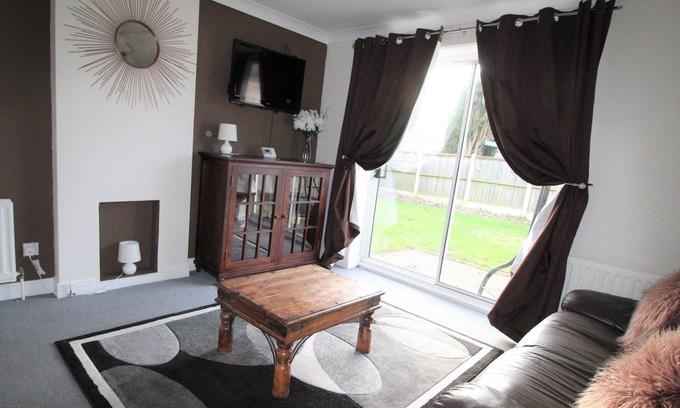 Kirk Sandall House | 2 Bedroom House - Private Large Garden & Parking - Quiet Cul De Sac Location