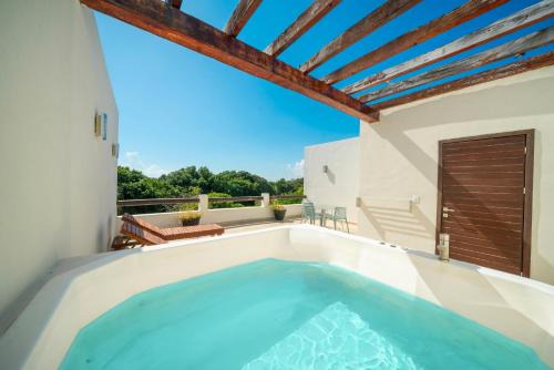Playacar Apartment | 2 Bedroom Penthouse with Private Jacuzzi next to Fifth Avenue and Beach - Plaza Paraiso A203