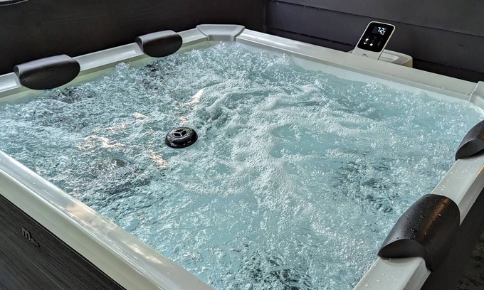 State College House | 2 Bedroom, Sleeps 8-10, close to Penn State, Stadium and Downtown! HOT TUB!