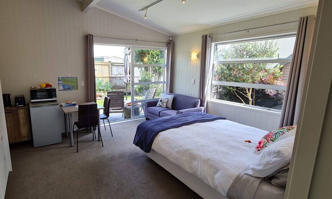 Pauanui Bed & Breakfast | 2 Bedrooms & Bathroom -Black Gates Bed & Breakfast
