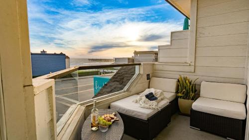 Cayucos House | 2 Cayucan Bungalows Steps to Beach Shared Lounge Sleeps 12