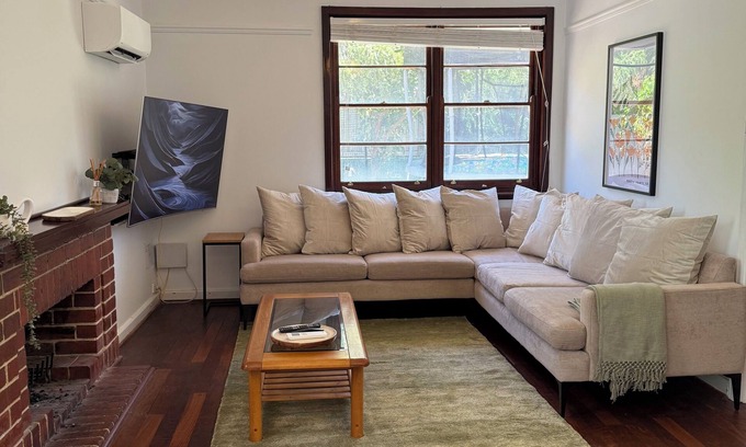 Mount Claremont House | 2 Cute Cosy Cottage Mt Claremont Big Garden & Trampoline Sleeps 4