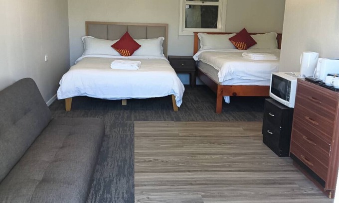 Kawaha Point Ski Chalet | 2 double and 1 sofa beds garden chalet, 7C Salisbury Road, Rotorua