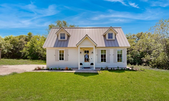 Brenham Cottage | 2 Farmhouse chic cottages between Brenham and Lake Somerville- open layout, W/D