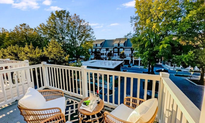 Huntersville Apartment | 2-King-Bd, Shop-Eat-Work-Play 'Birkdale Promenade'