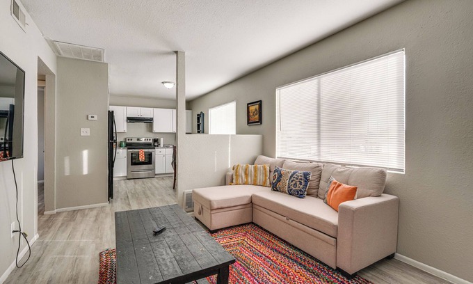 Downtown Phoenix Apartment | 2 Mi to Dtwn & Chase Field: Condo w/City View!