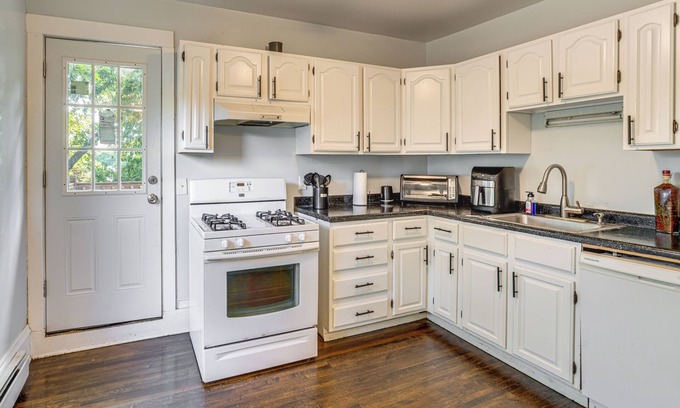 Lowry Hill East Apartment | 2 Mi to Dtwn! Walkable Minneapolis Apt w/Deck