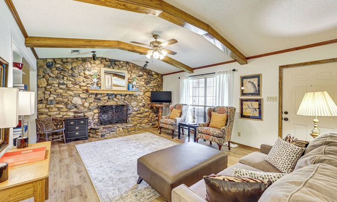 Redlick House | 2 Mi to Hospital: Texarkana Family Home w/Yard!