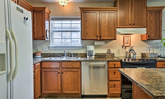 McQueeney Cottage | 2 Mi to Lake Mcqueeny: Gem w/Covered Patio