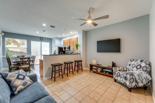 Crestwynd Bay House | 2 Mi to WDW Townhouse with Patio and Pool Access