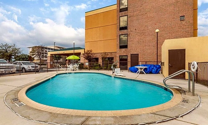Wetmore Hotel | 2-Star Hotel ∙ Quality Inn San Antonio Fiesta at Six Flags