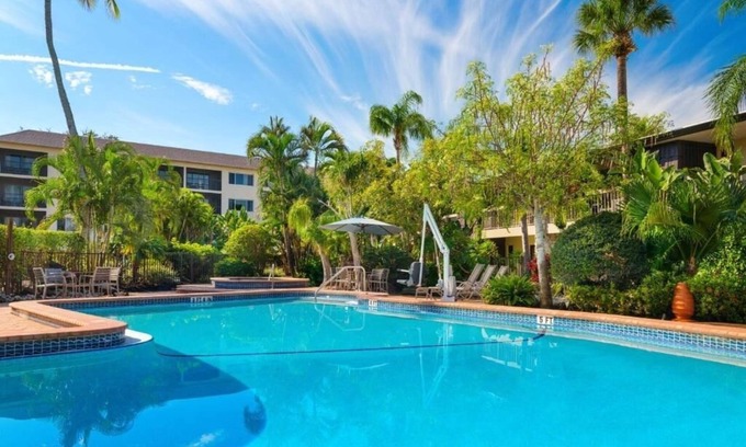 Moorings Hotel | 2 Units | Naples Stay | Near 9th St N & Local Spots