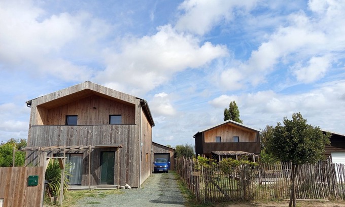 Les Conches House | 2 wooden houses near the ocean. Quiet, perfect for family gatherings.
