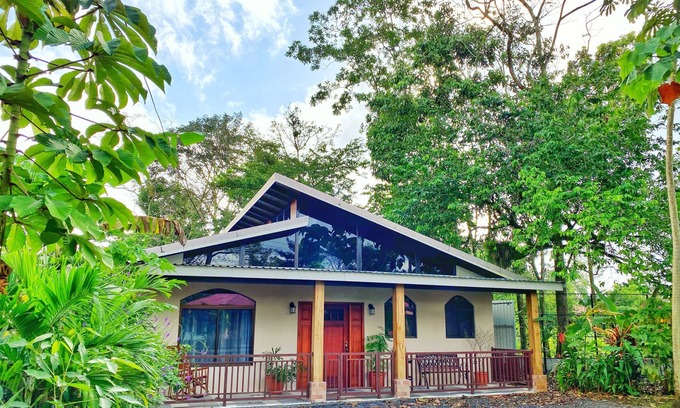 Los Angeles House | 20 minutes from La Fortuna, a Family-Sized House W/Nice Porch for Bird-watching