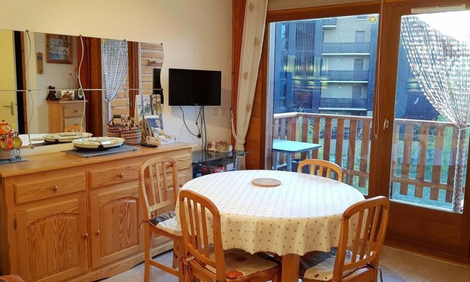 La Joue du Loup Apartment | 200m from ski slopes, 2nd floor, view ski slopes, balcony, tv, ski locker, 36m², La Joue du Loup