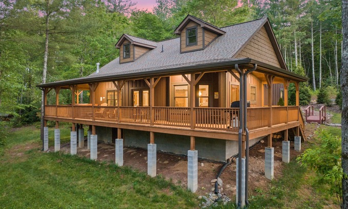 Skyland Cabin | 2019 Newly Built ~ LUXURY Cabin ~ 23 Acre Estate ~ Hot Tub ~ 8 miles to Downtown