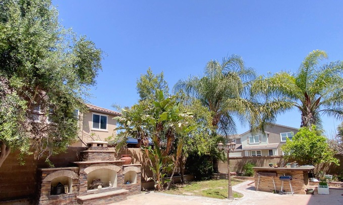 Eastvale House | #202 Comfortable Rooms In Eastvale House (Queen Bed + Free WiFi )