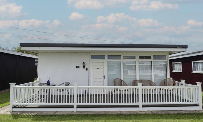 Chapel Saint Leonards Cottage | 23 CHERRY PARK, pet friendly, with a garden in Chapel St Leonards