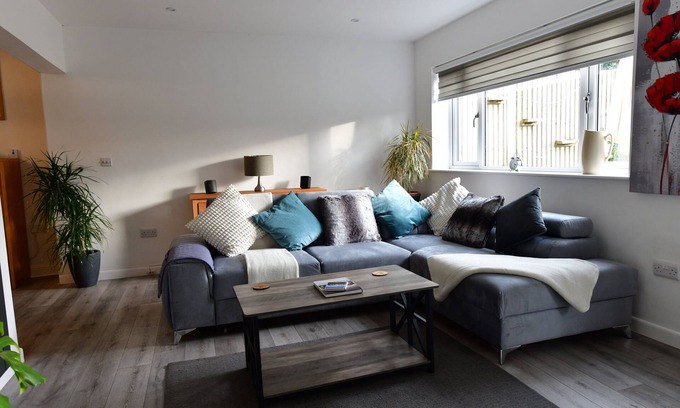 Winterbourne Earls House | 2Bd Garden Home - A Short Walk To Stonehenge