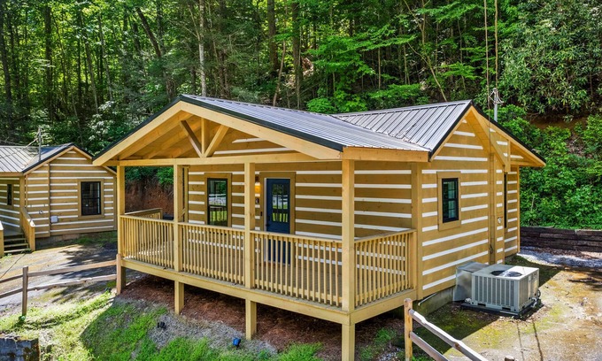 Gatlinburg - Pigeon Forge Apartment | 2bdrm Cabin 2 Gburg Pet Friendly Fire Pit Game