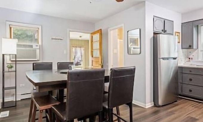 Crete Apartment | 2BR+Office Apt. Chicago South Suburbs Near Indiana