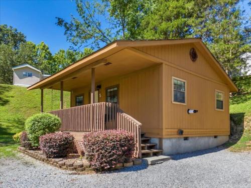 Gatlinburg - Pigeon Forge Ski Chalet | 2BR Rustic Cabin with Views and Parking