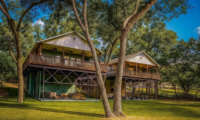 McQueeney House | 2Houses | Waterfront | Wurstfest Fun | Sleeps 24