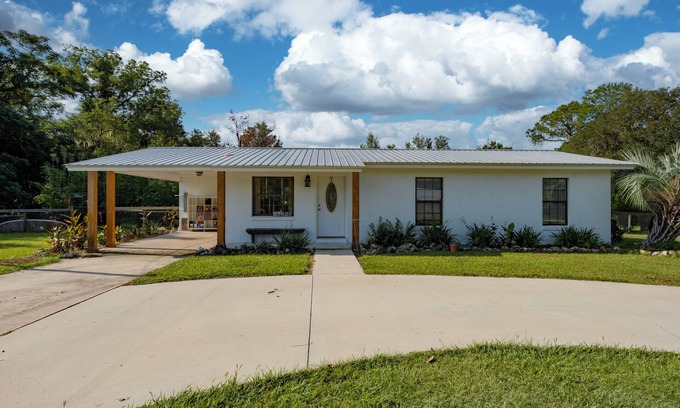 Williston House | 3/1 house in the country near Williston with AC & huge yard!