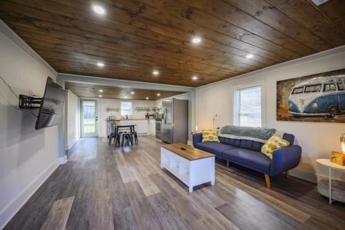 Decherd House | 3 Bed 2 Bath Renovated Home Near The Lake