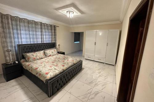 Freetown House | 3 Bed Apartment Sleeps 6 - Parking Patio Wifi