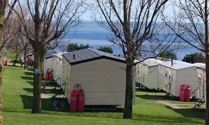 Sheerness House | 3-Bed Cabin Sleeps 6 with Pool & 5 mins to Beach
