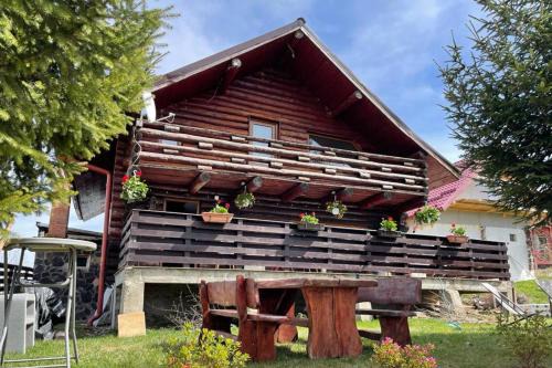 Moieciu Ski Chalet | 3 Bed Chalet Sleeps 8 -Fireplace & Enclosed Garden
