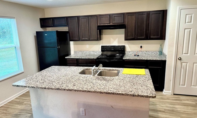 Northside Apartment | 3 Bed Home 5 Mins to JAX Airport & Zoo