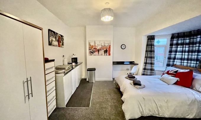 Darlington House | 3 Bed House - Sleeps 5 - Wifi, Parking