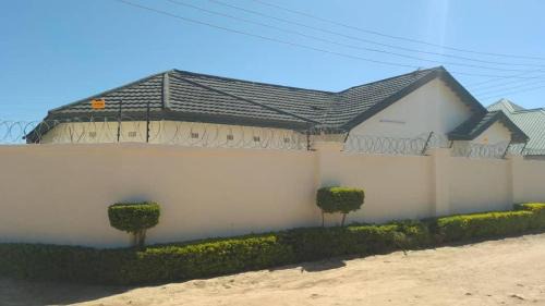 Lusaka House | 3 Bed House - Sleeps 6 - Garden - Parking - Wifi