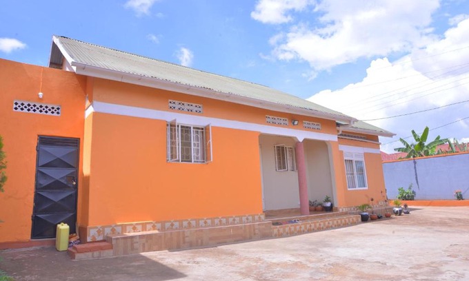 Kampala House | 3 Bed House - Sleeps 8 Wifi Parking Pets