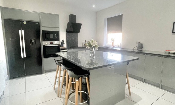 Chapeltown Apartment | 3 bed large modern House/apartment-Free parking