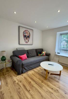 Ealing Broadway Apartment | 3-bed London apt w free parking