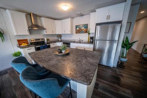 East Kootenay Apartment | 3 Bed Townhouse, Mountain Views, Large Deck, Air Con, Garage