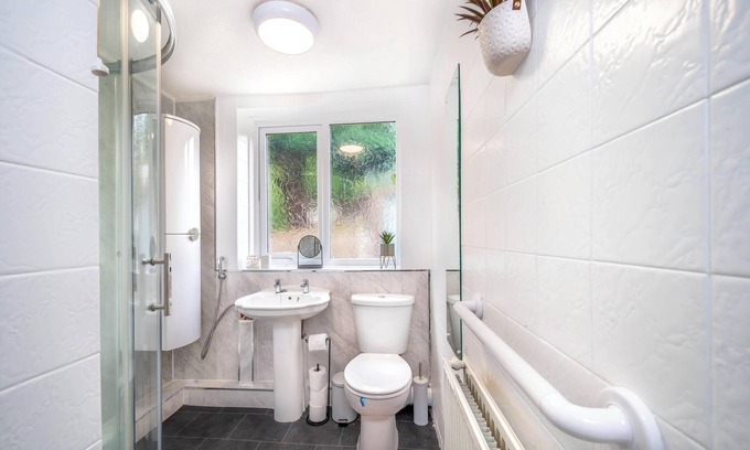 Bolton House | 3 bedroom bungalow in Tonge Fold for Contractors and Relocation