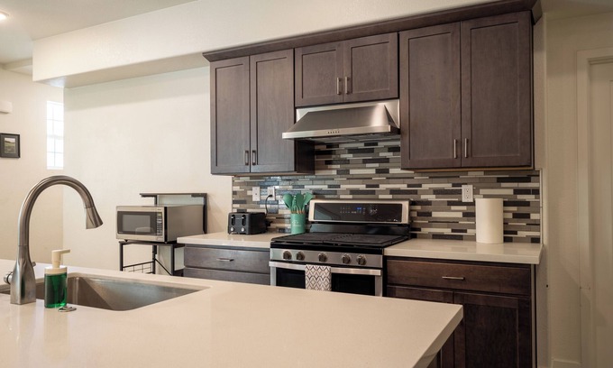 Newark Condo | 3-bedroom condo in fantastic Newark with WiFi, AC