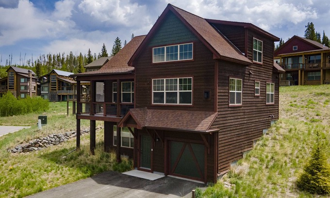 Rendezvous Cabin | 3 bedroom home, mountain views, pet friendly, outdoor fireplace