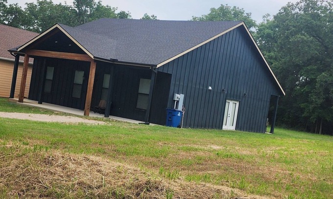 Log Cabin House | 3-bedroom house in charming Malakoff with WiFi, bring your boat. Park ramp 2min.
