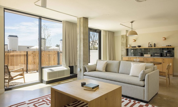 East Bank House | 3 Bedroom Premium Patio - Cozy Unit Groups