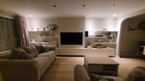 Pollokshaws House | 3 bedroom Sleeps 6 free parking