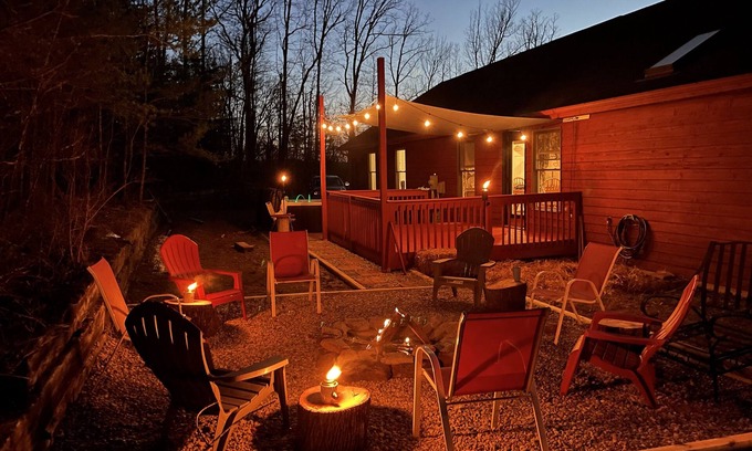 Sloans Valley House | 3 Bedrooms/2 Baths-Private Lake House in Garland Bend with hot tub & fire pit