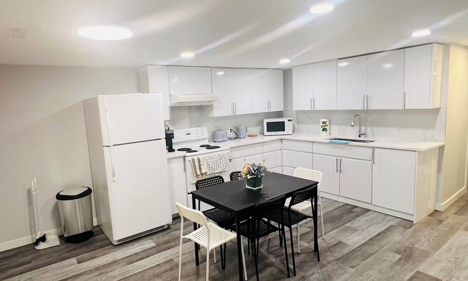 Hastings House | 3 Bedrooms in Vancouver (Close to PNE and Downtown)